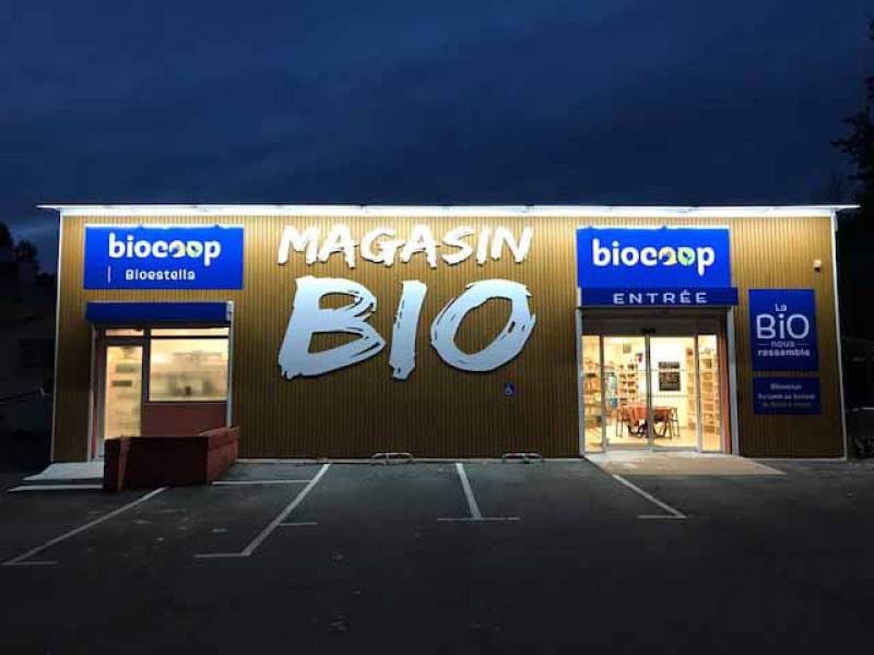 Façade magasin Biocoop de nuit